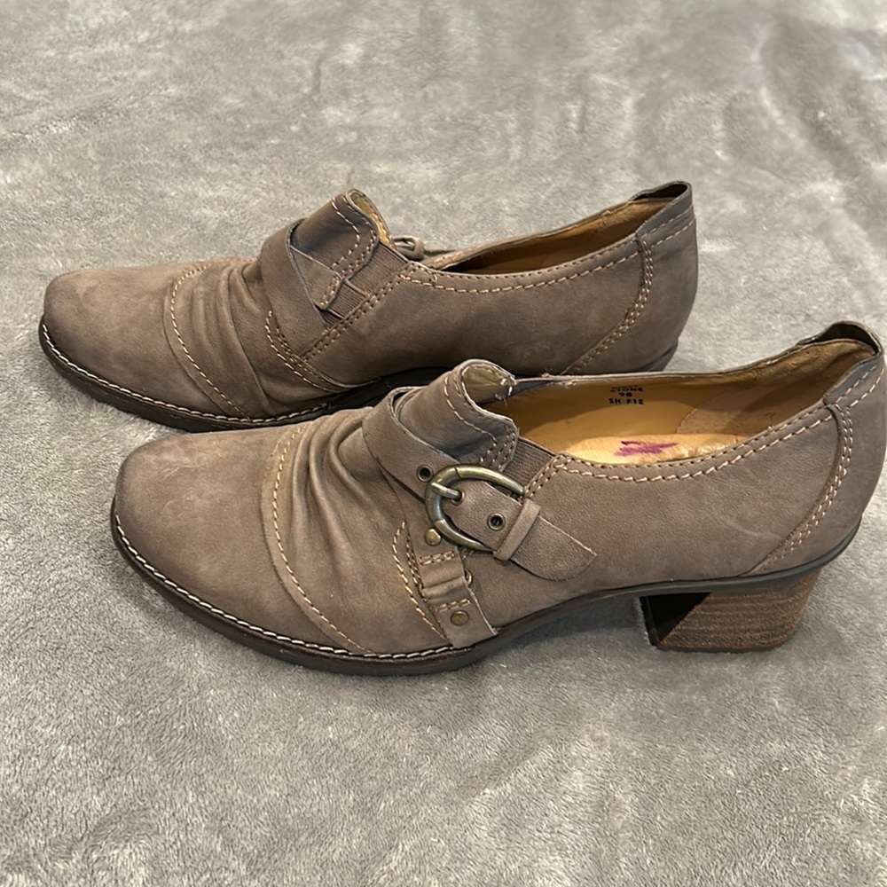 Earth, taupe colored women’s booties, size 9 leather